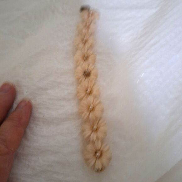 A Vintage Plastic Daisy Women's Bracelet Soft Plastic Decorative Cottage Core - Picture 1 of 9